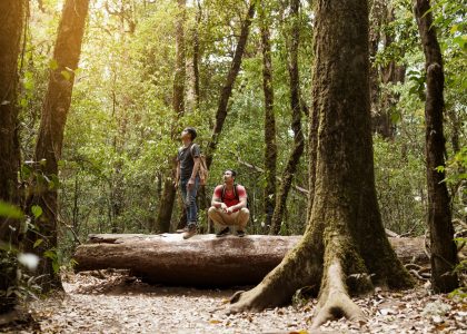 backpacker-friends-forest